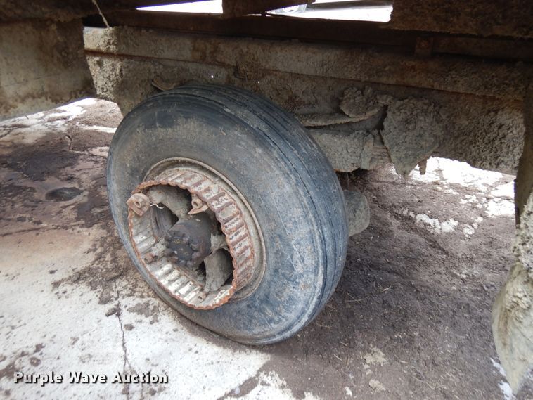 image for item IT9393 1982 International 1754  feed mixer truck