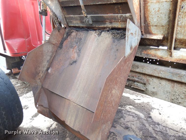 image for item IT9393 1982 International 1754  feed mixer truck