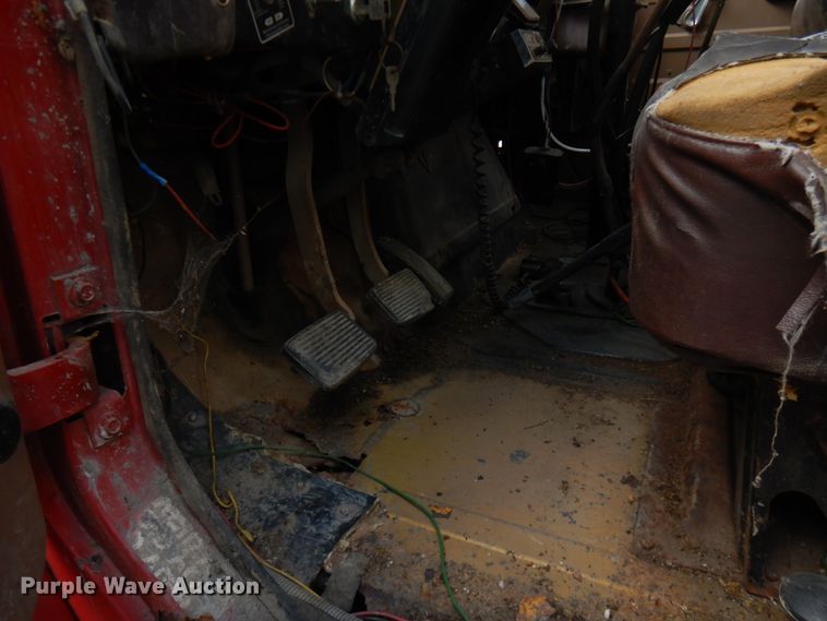 image for item IT9393 1982 International 1754  feed mixer truck