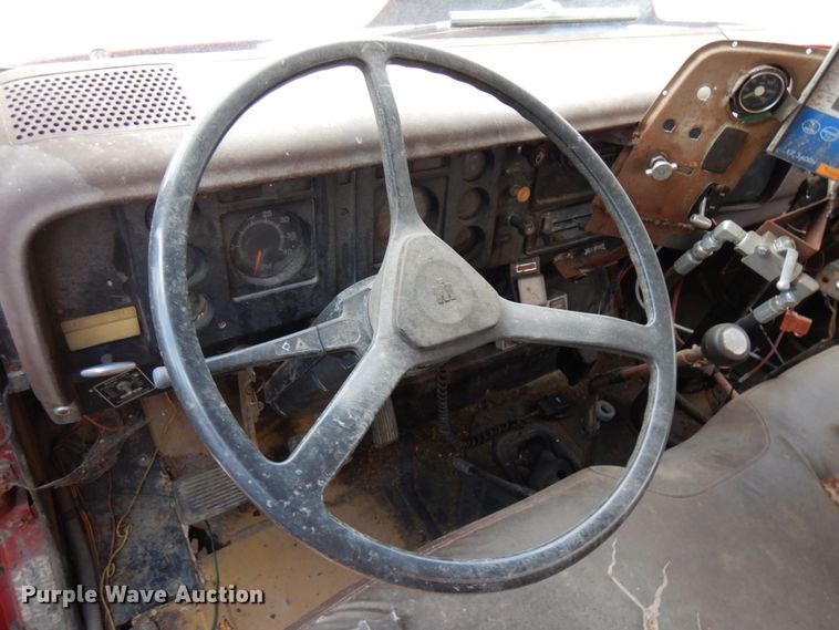 image for item IT9393 1982 International 1754  feed mixer truck