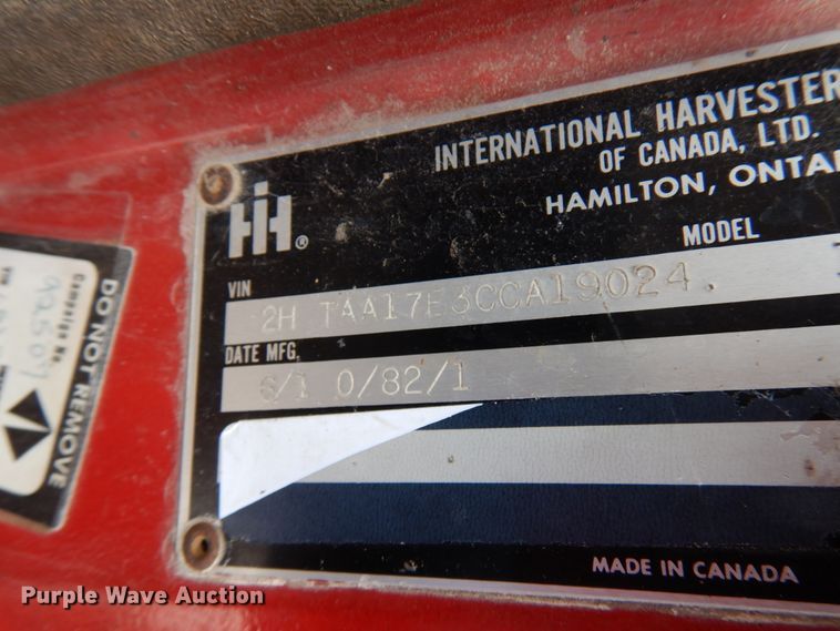 image for item IT9393 1982 International 1754  feed mixer truck