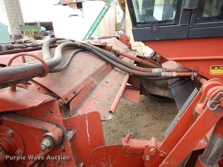 image for item IT9399 1994 Hesston 8400  windrower