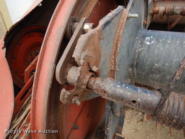 image for item IT9399 1994 Hesston 8400  windrower