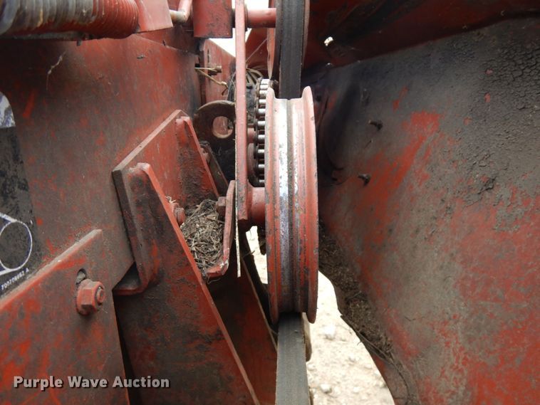 image for item IT9399 1994 Hesston 8400  windrower