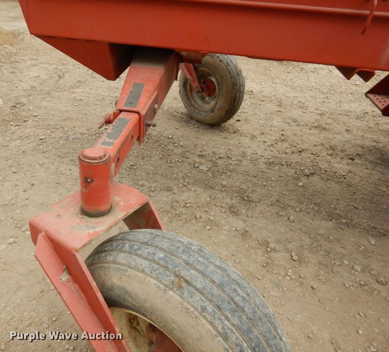 image for item IT9399 1994 Hesston 8400  windrower