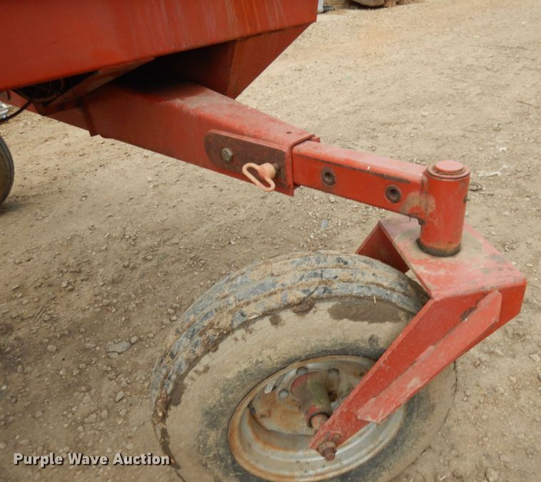 image for item IT9399 1994 Hesston 8400  windrower