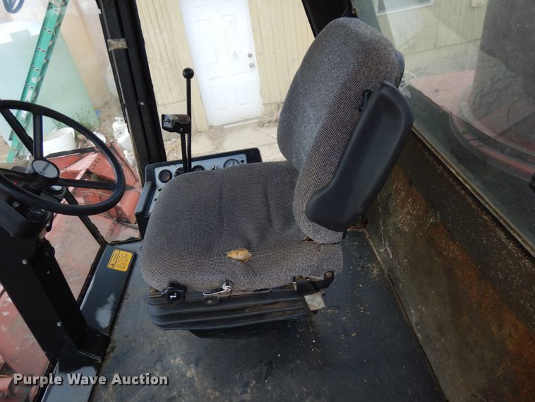 image for item IT9399 1994 Hesston 8400  windrower