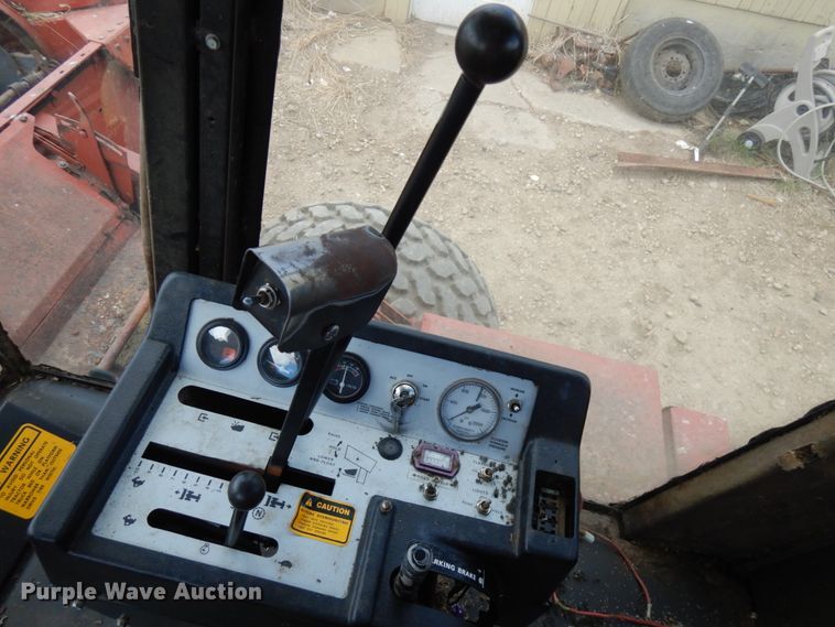 image for item IT9399 1994 Hesston 8400  windrower