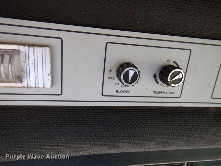 image for item IT9399 1994 Hesston 8400  windrower