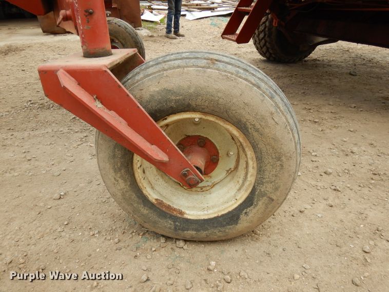 image for item IT9399 1994 Hesston 8400  windrower