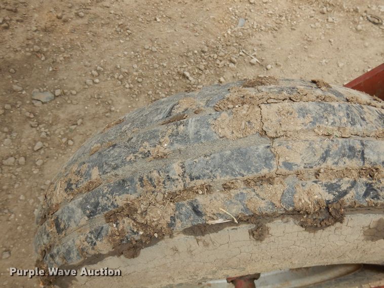 image for item IT9399 1994 Hesston 8400  windrower