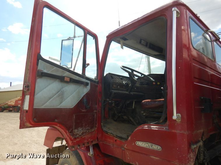 image for item IT9404 1987 Freightliner FLC-64T  semi truck