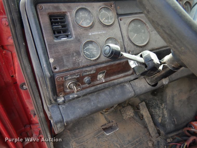 image for item IT9404 1987 Freightliner FLC-64T  semi truck