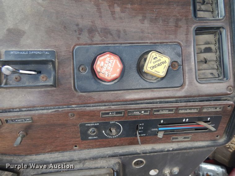 image for item IT9404 1987 Freightliner FLC-64T  semi truck