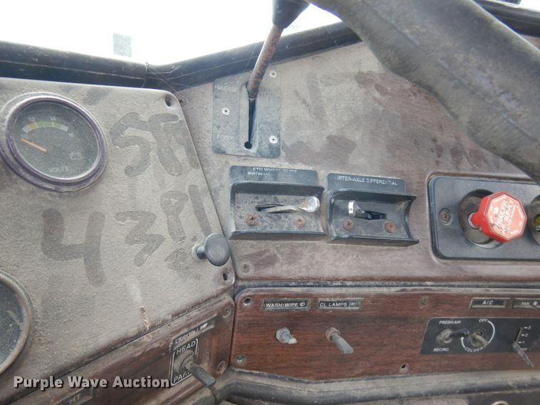 image for item IT9404 1987 Freightliner FLC-64T  semi truck