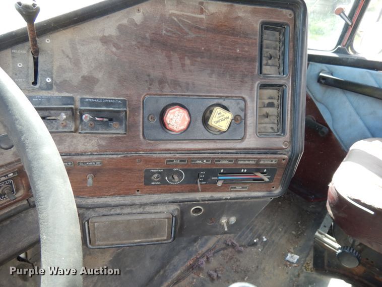 image for item IT9404 1987 Freightliner FLC-64T  semi truck