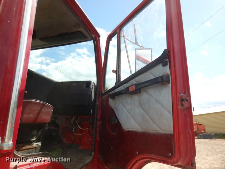 image for item IT9404 1987 Freightliner FLC-64T  semi truck