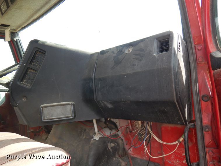 image for item IT9404 1987 Freightliner FLC-64T  semi truck