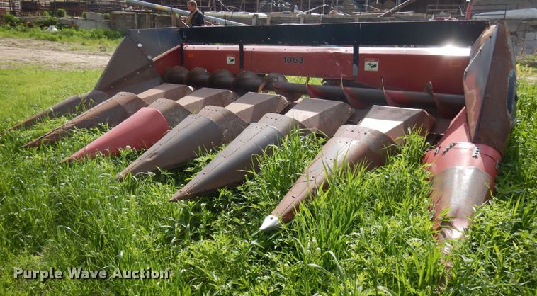 image for item IT9407 Case 1063  corn head