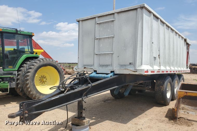 image for item IU9532 2011 Hitchcock FLT22  feedlot tender trailer