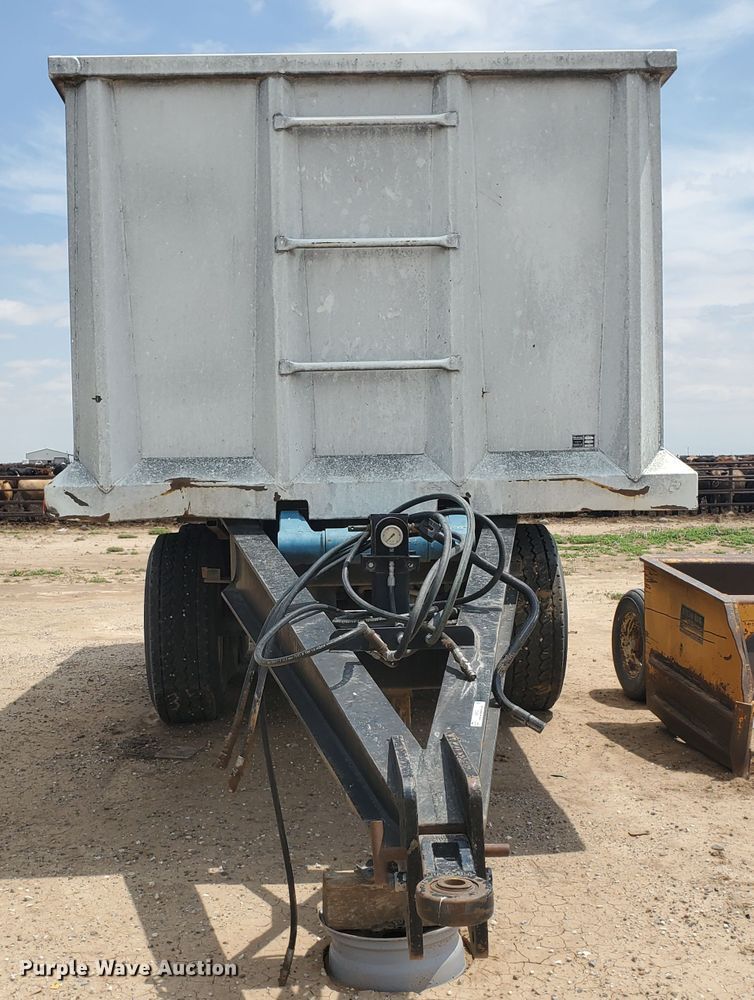 image for item IU9532 2011 Hitchcock FLT22  feedlot tender trailer