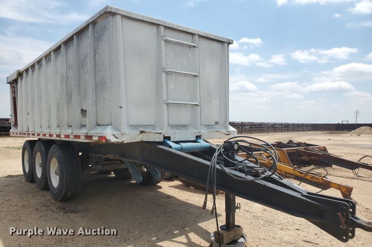 image for item IU9532 2011 Hitchcock FLT22  feedlot tender trailer