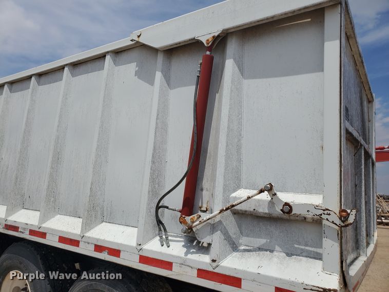 image for item IU9532 2011 Hitchcock FLT22  feedlot tender trailer