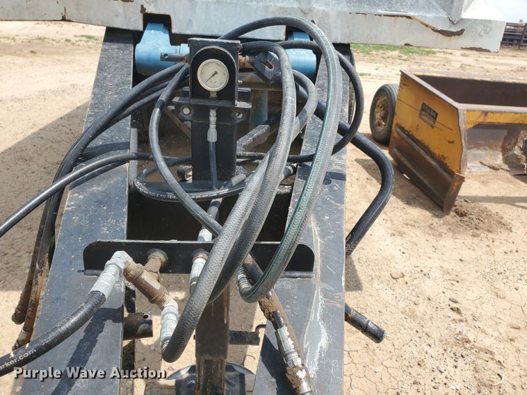 image for item IU9532 2011 Hitchcock FLT22  feedlot tender trailer