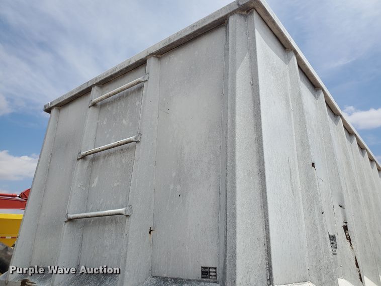 image for item IU9532 2011 Hitchcock FLT22  feedlot tender trailer