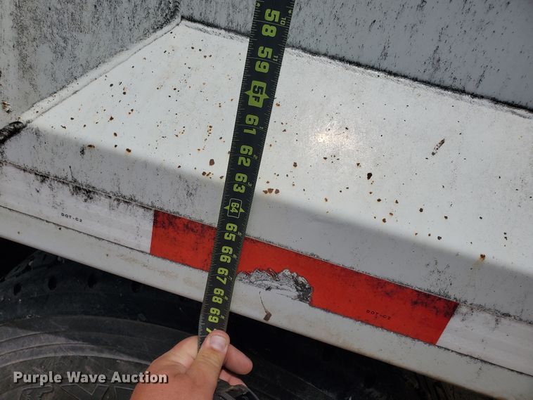 image for item IU9532 2011 Hitchcock FLT22  feedlot tender trailer