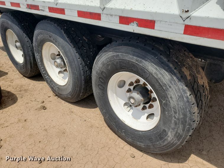 image for item IU9532 2011 Hitchcock FLT22  feedlot tender trailer