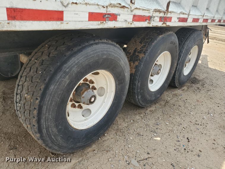 image for item IU9532 2011 Hitchcock FLT22  feedlot tender trailer
