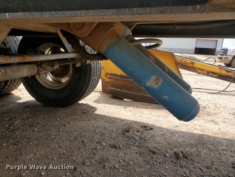 image for item IU9532 2011 Hitchcock FLT22  feedlot tender trailer