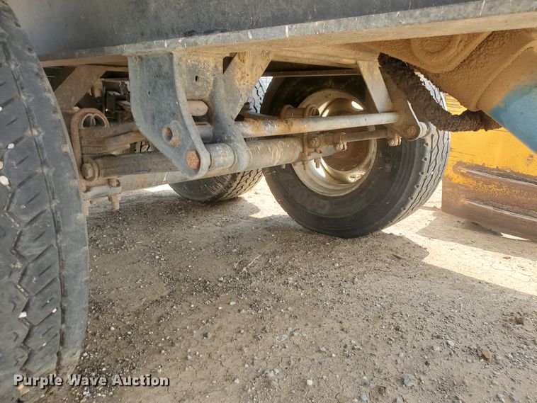 image for item IU9532 2011 Hitchcock FLT22  feedlot tender trailer