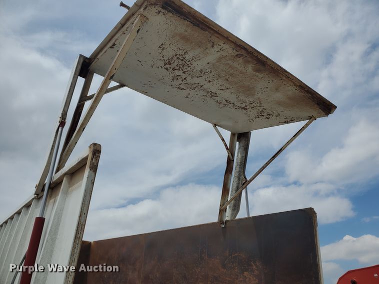 image for item IU9532 2011 Hitchcock FLT22  feedlot tender trailer