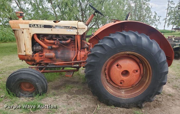 image for item IU9544 1963 Case 930 Comfort King  tractor