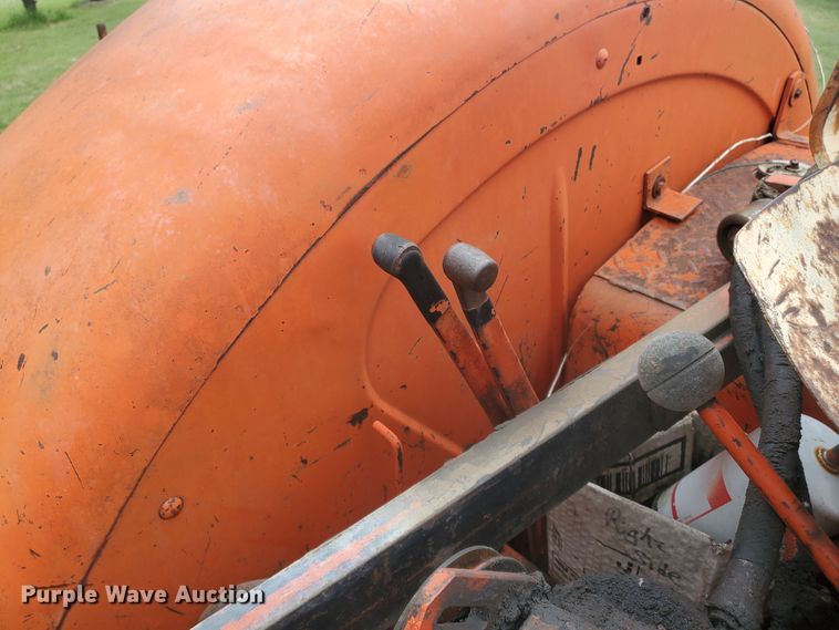 image for item IU9544 1963 Case 930 Comfort King  tractor