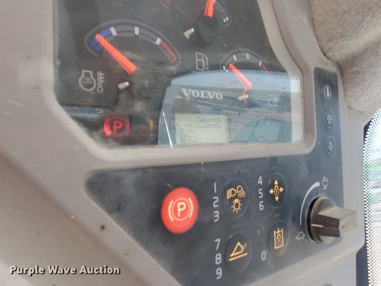 image for item IX9925 2014 Volvo MC 115C  skid steer loader