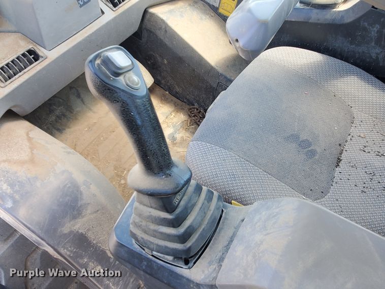 image for item IX9925 2014 Volvo MC 115C  skid steer loader