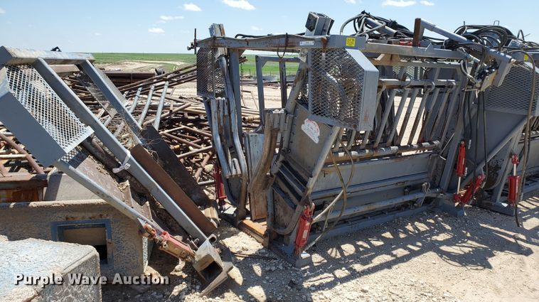 image for item IX9929 Bowman  hydraulic squeeze chute
