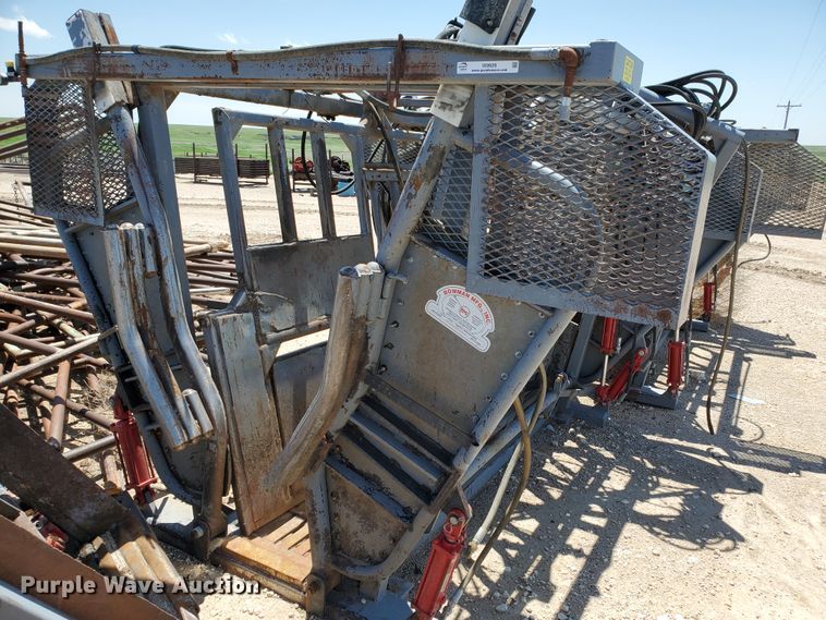 image for item IX9929 Bowman  hydraulic squeeze chute