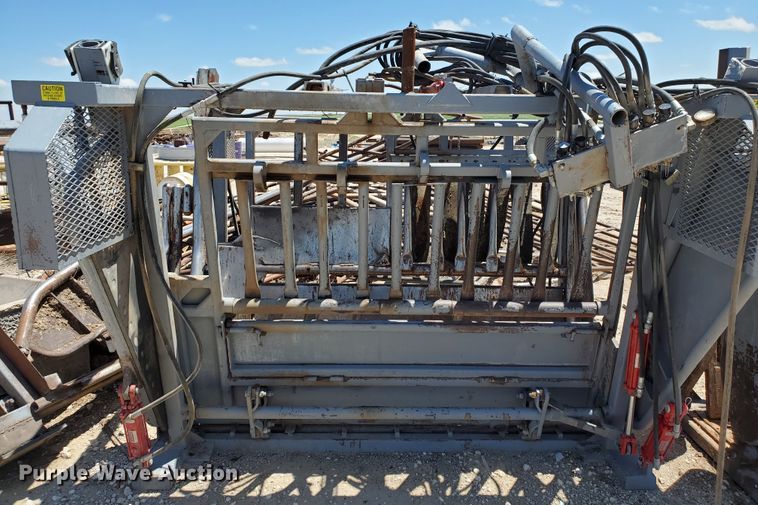 image for item IX9929 Bowman  hydraulic squeeze chute