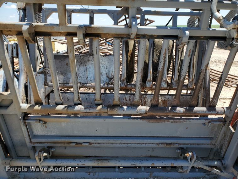 image for item IX9929 Bowman  hydraulic squeeze chute