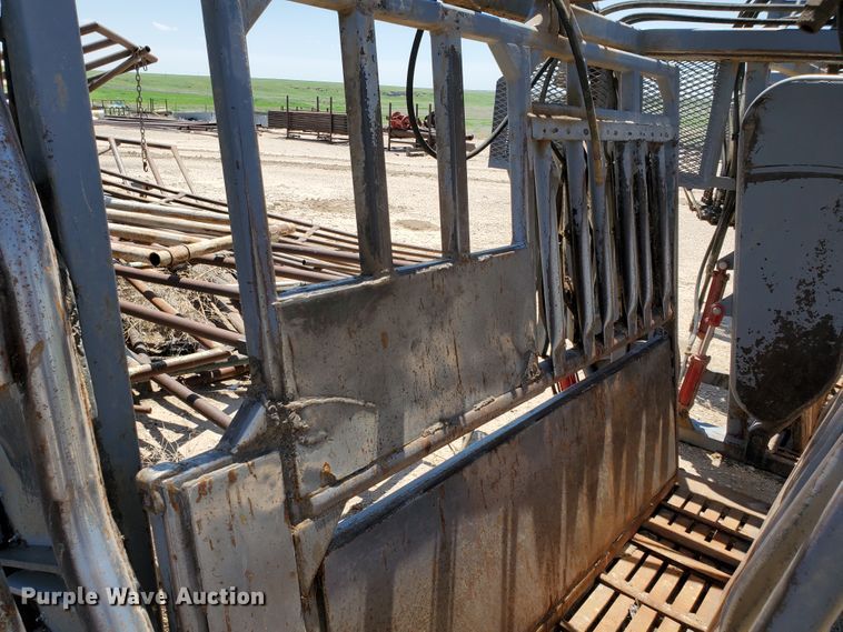 image for item IX9929 Bowman  hydraulic squeeze chute