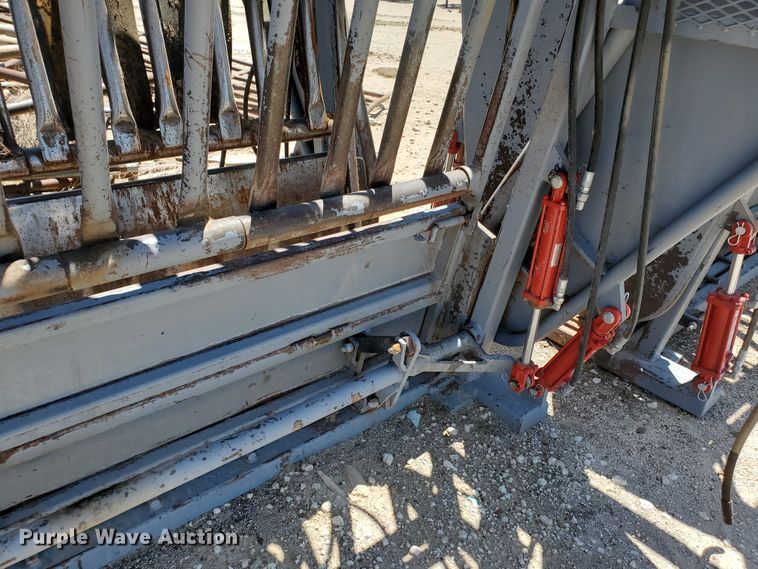 image for item IX9929 Bowman  hydraulic squeeze chute