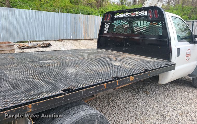 image for item IQ9174 2010 Ford F450 Super Duty  flatbed truck