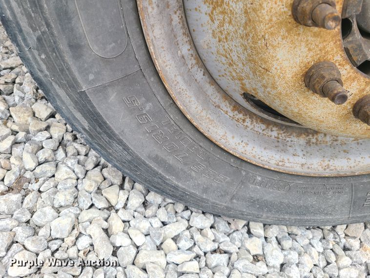 image for item IQ9174 2010 Ford F450 Super Duty  flatbed truck