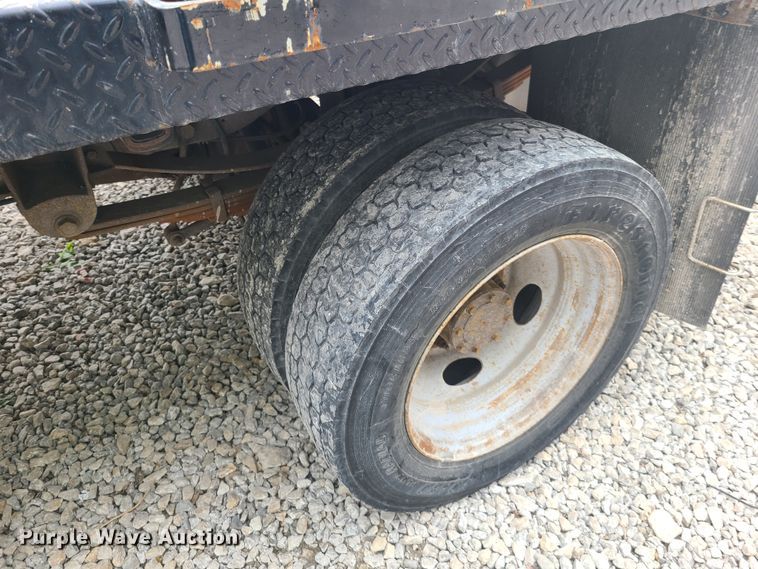 image for item IQ9174 2010 Ford F450 Super Duty  flatbed truck