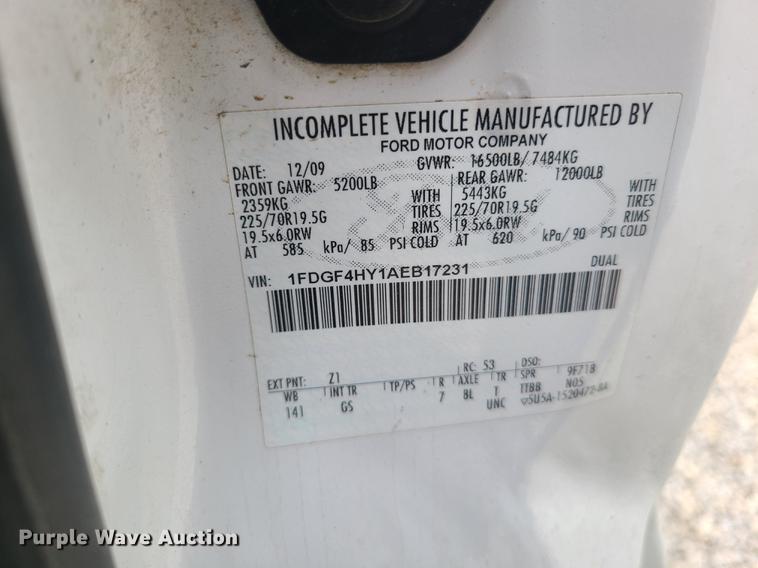 image for item IQ9174 2010 Ford F450 Super Duty  flatbed truck