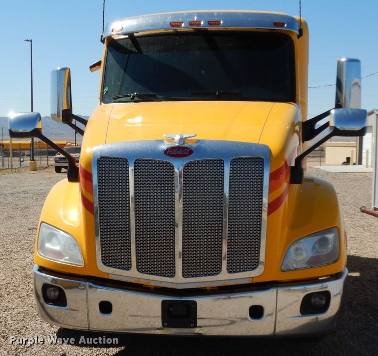 image for item DC2087 2016 Peterbilt 579  semi truck